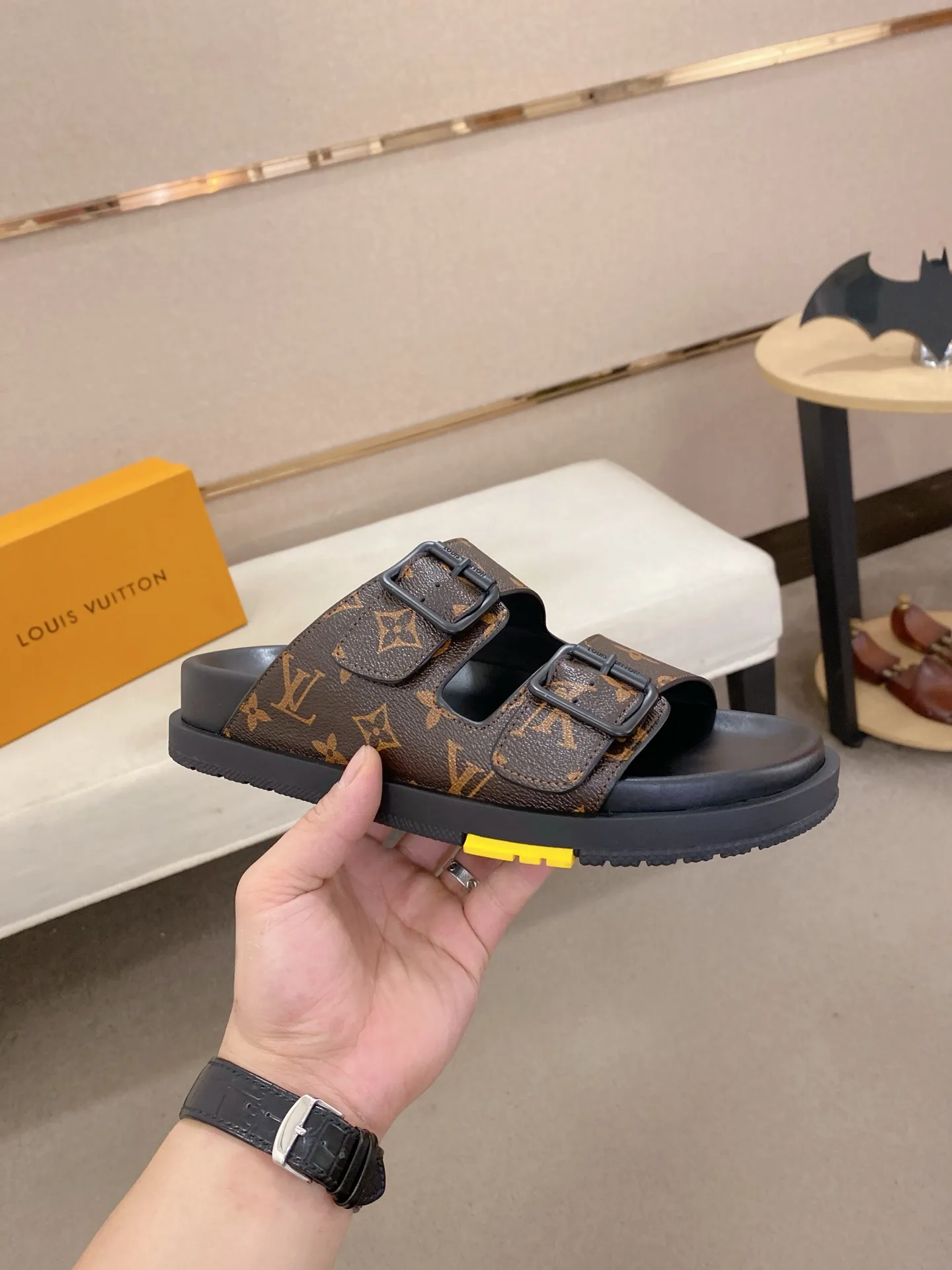 Factory price: 420💰Made by LV🔍Top purchasing agent. Men's spring and summer slippers are available at the same counter. The uppers are made of cowhide imported from Italy. High-quality craftsmanship, soles: original soles specially provided by the original factory, exclusive movable molded soles are super comfortable, original factory follow-up goods, 🔍🔍high quality, can be entered and exited the counter at will, welcome to compare, code number 38-44. Can be customized45